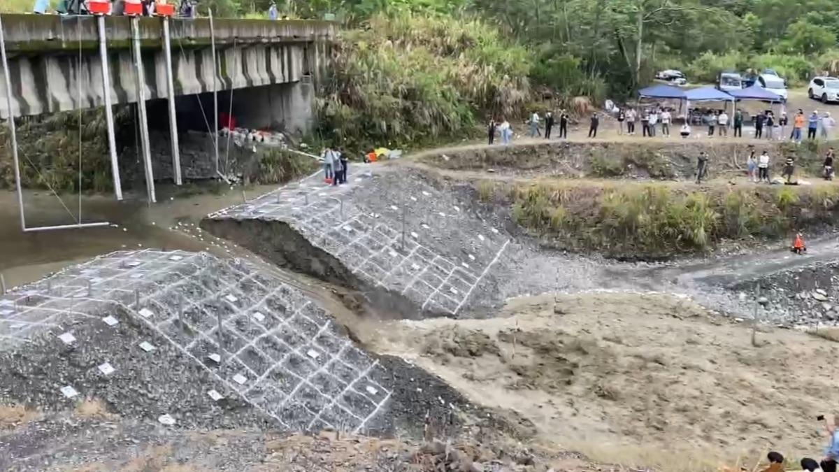 中興大學水土保持學系特聘教授陳樹群率領研究團隊,在惠蓀林場蘭島溪野外堰塞湖與土石流觀測試驗站,實驗觀測洪水在堰塞湖潰壩過程的流速變化。(圖/中興大學水土保持學系特聘教授陳樹群提供)