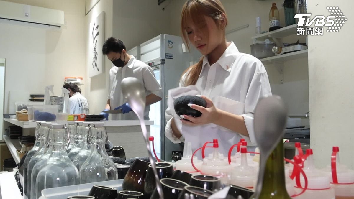 連假搶人!國定假薪翻倍,燒肉店加碼時薪300元。(圖/TVBS)