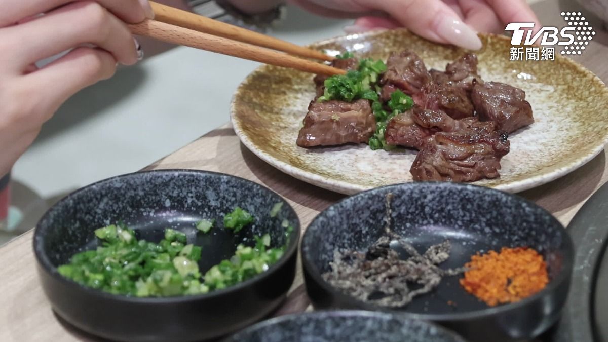 連假搶人!國定假薪翻倍,燒肉店加碼時薪300元。(圖/TVBS)