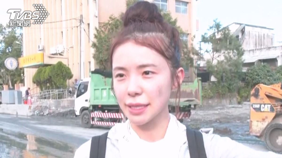 李多慧素顏現身災區,幫災民清理家園,臉頰還沾上沙土。(圖/TVBS)