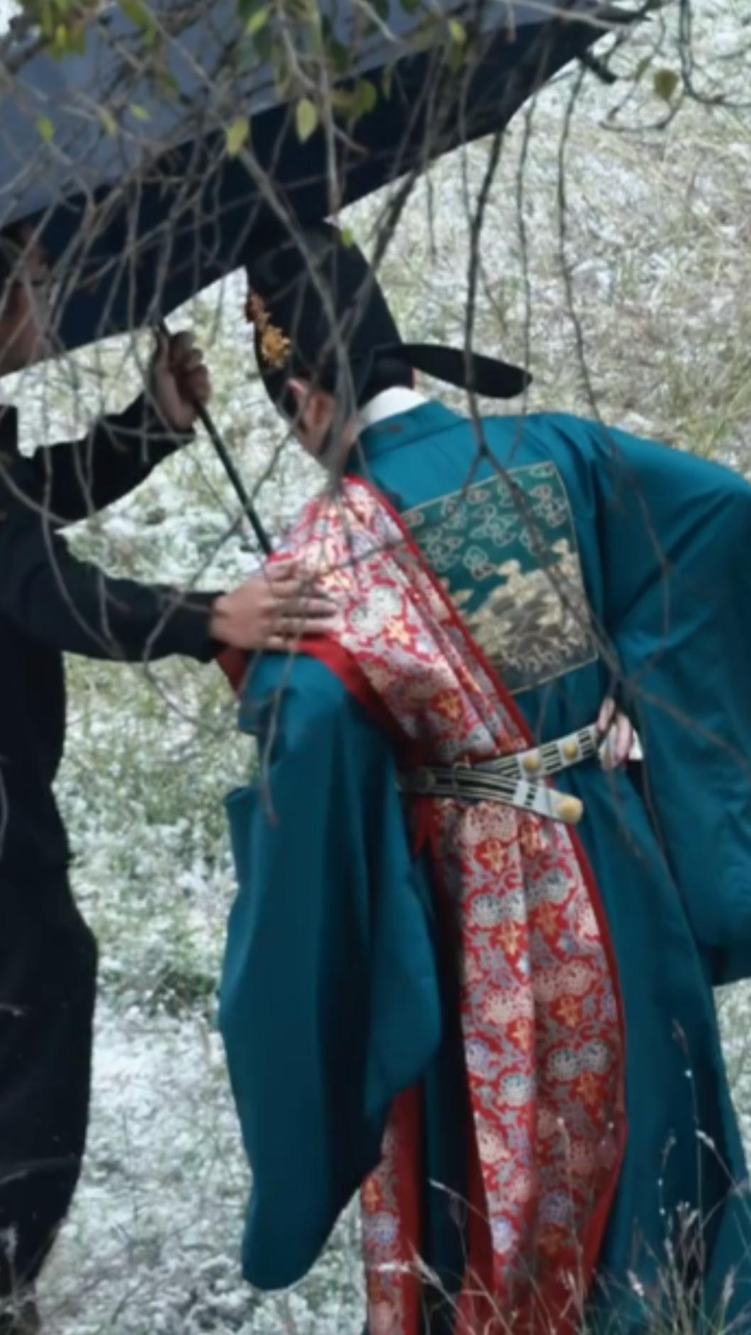 丁禹兮受到不少驚嚇,馬匹停下後,他迅速下馬到一旁調整情緒。(圖/翻攝自微博)