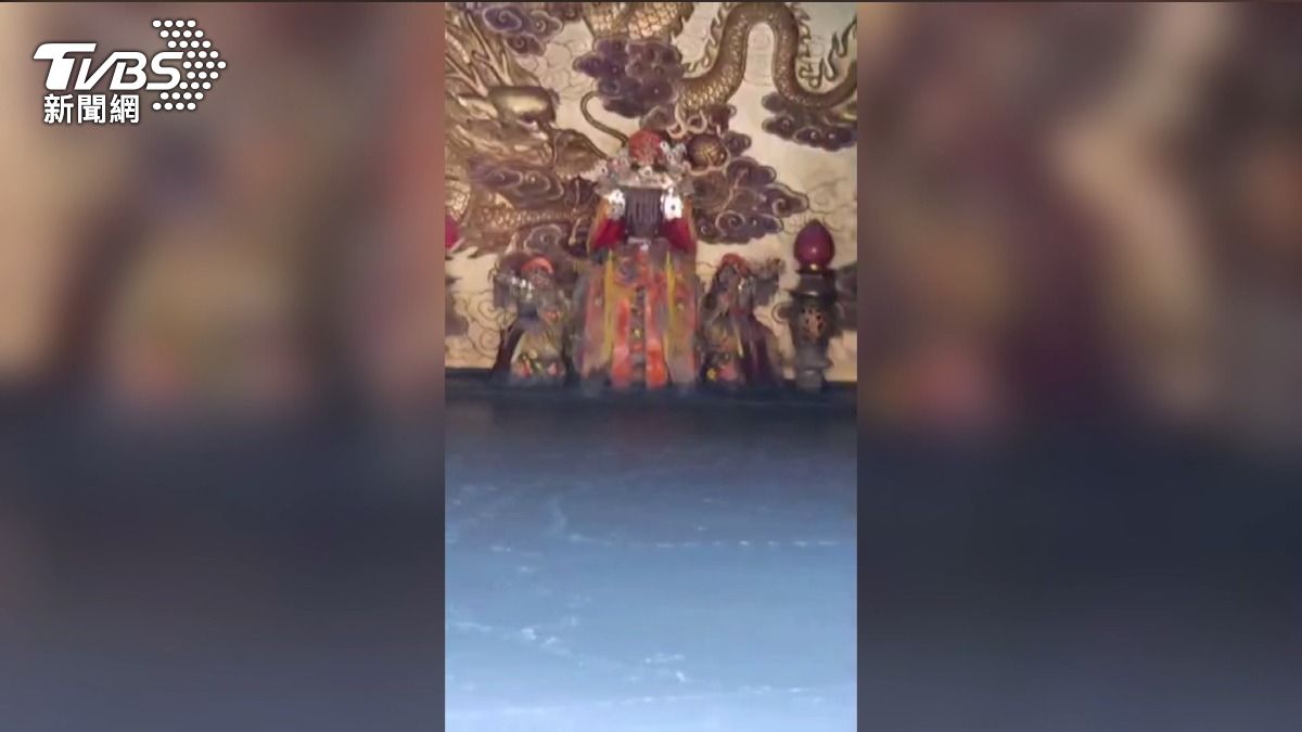 花蓮馬太鞍古廟險遭滅頂!鏟子超人驚見泥沙「恰停神尊底下」。(圖/TVBS)