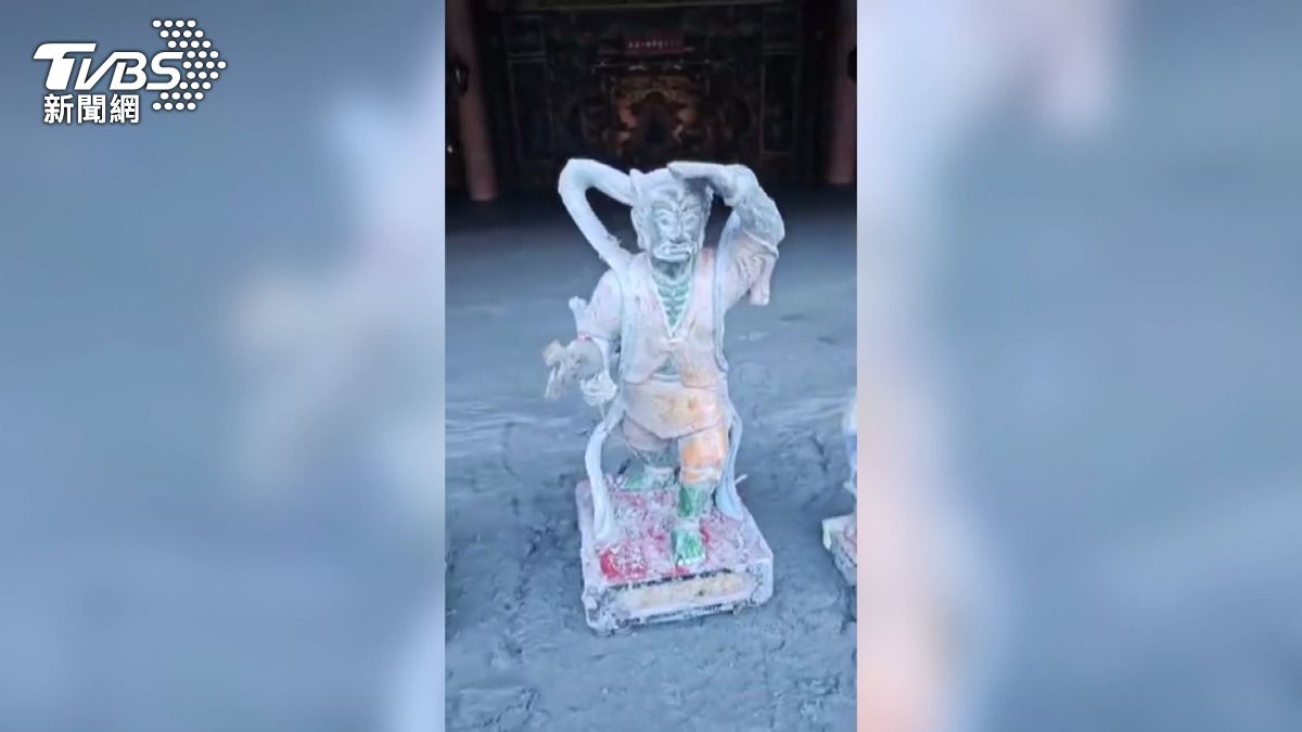 149年古廟遇災 泥沙神奇停在神尊下。(圖/TVBS)