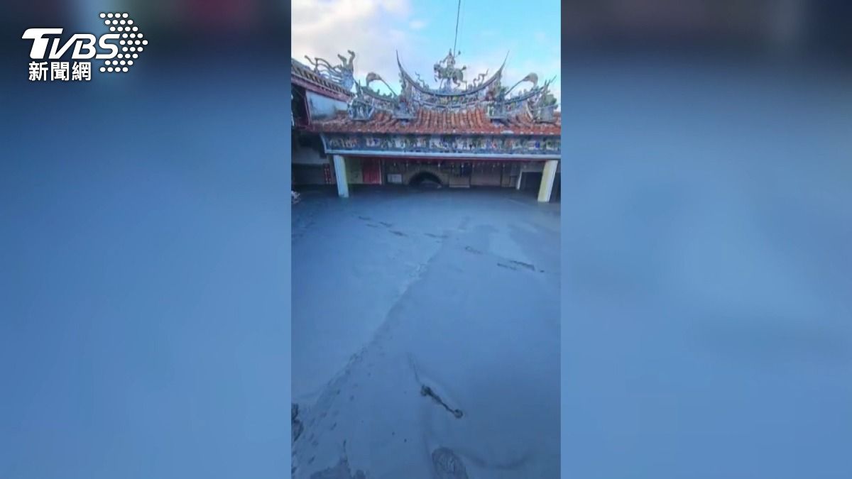 149年古廟遇災 泥沙神奇停在神尊下。(圖/TVBS)