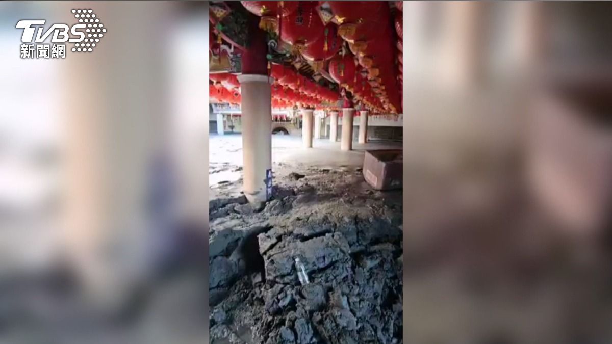 花蓮馬太鞍古廟險遭滅頂!鏟子超人驚見泥沙「恰停神尊底下」。(圖/TVBS)