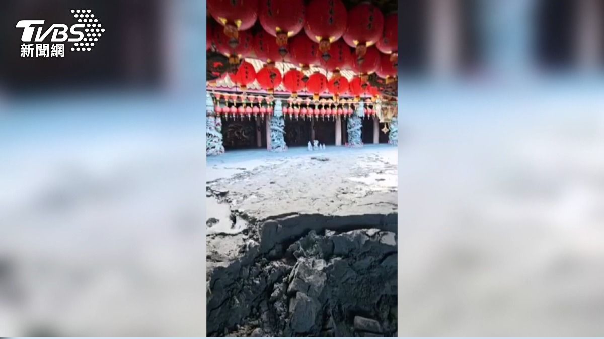 花蓮馬太鞍古廟險遭滅頂!鏟子超人驚見泥沙「恰停神尊底下」。(圖/TVBS)