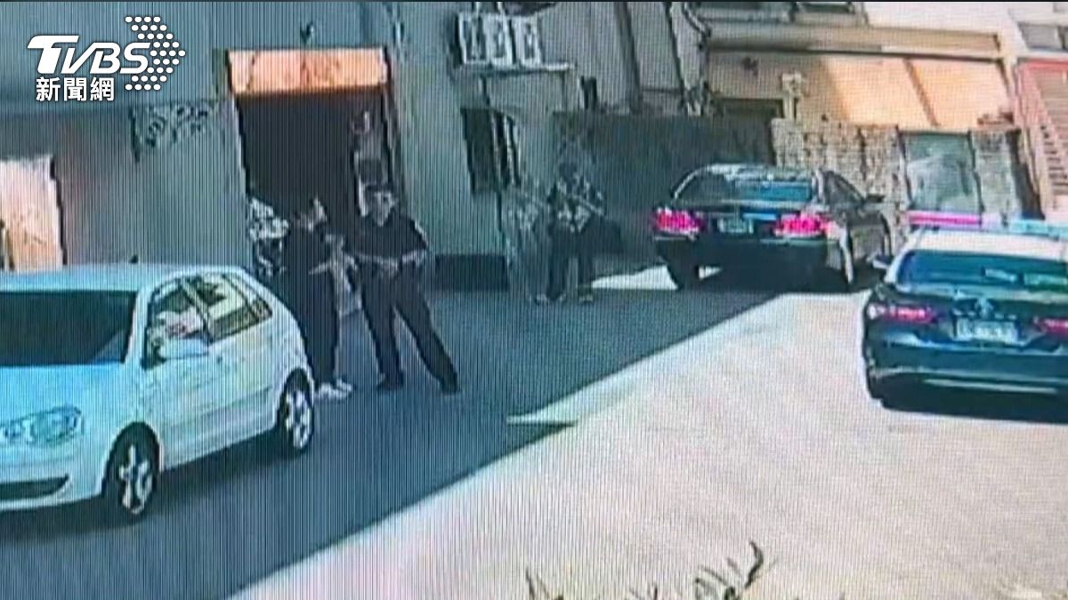 「銷毀女兒悔過書」  拘禁房僅喇叭鎖　恐怖母涉滅證遭羈押禁見。(圖／TVBS)  