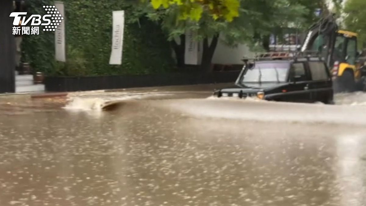 烏克蘭南部大城敖德薩，暴雨成災。（圖／TVBS）