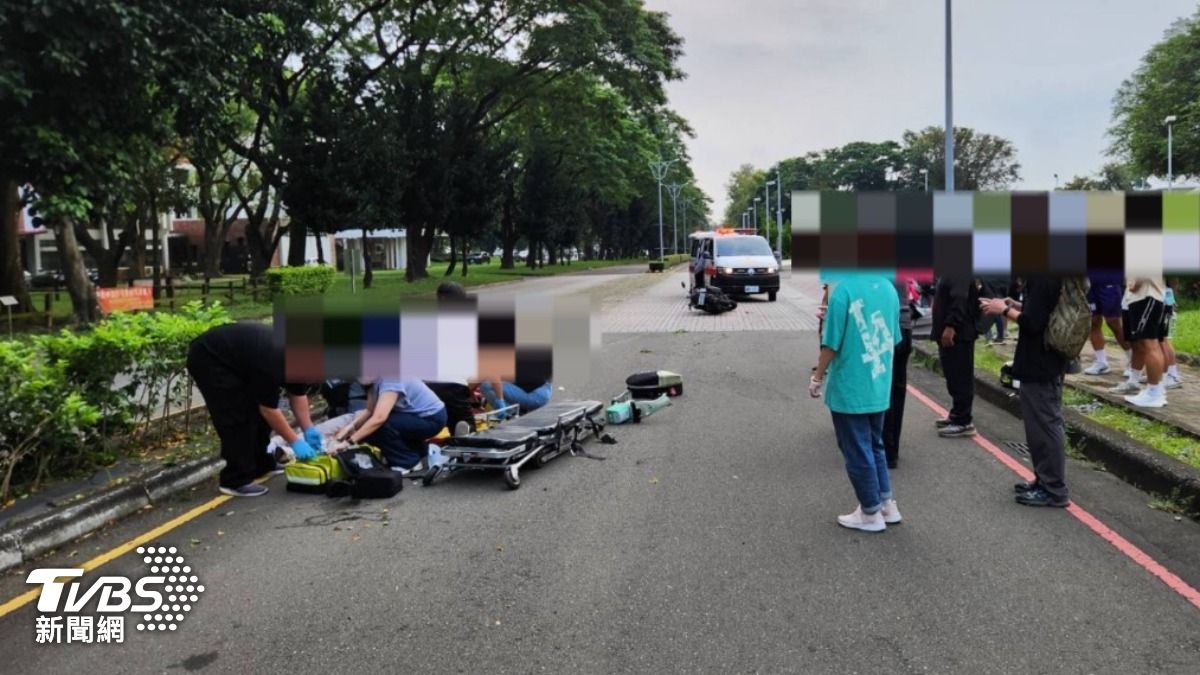邱姓男大生騎機車在屏東科技大學校園內自摔。(圖/TVBS)