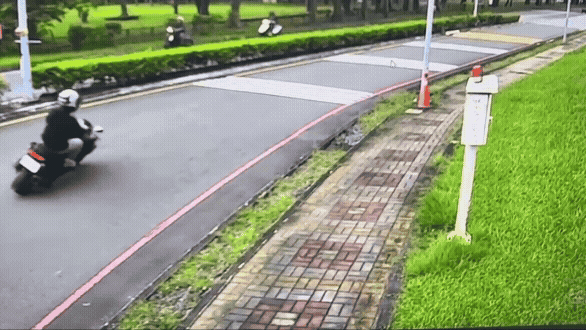 邱姓男大生騎機車自摔。(圖/TVBS)