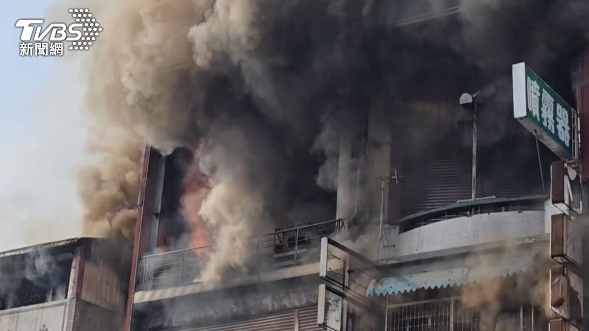 快訊/屏東農藥行火災「全面燃燒」 恐怖火煙沖天爆炸聲不斷