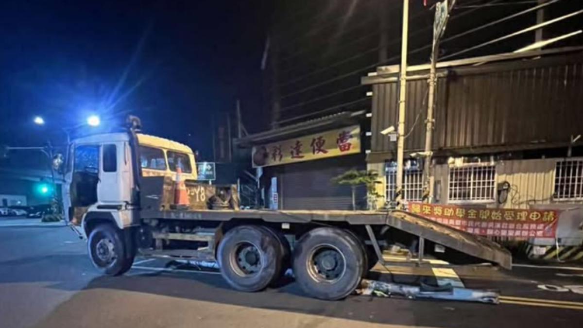 拖板車遭竊，沿路撞毀民宅跟電線桿。（圖／翻攝自屏東小鎮資訊）
