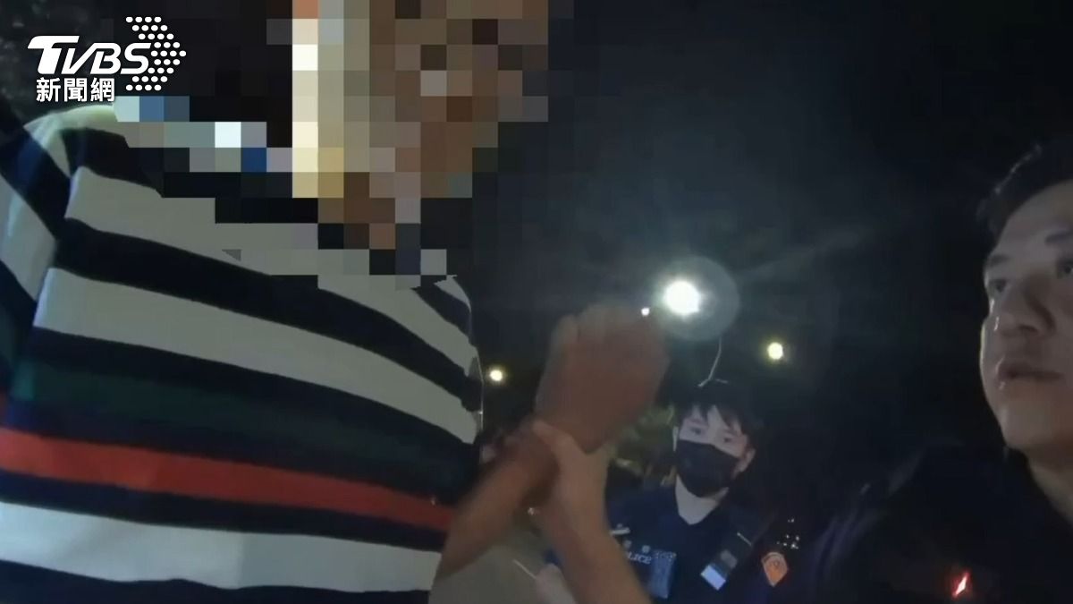 警方逮捕邱姓駕駛。（圖／TVBS）