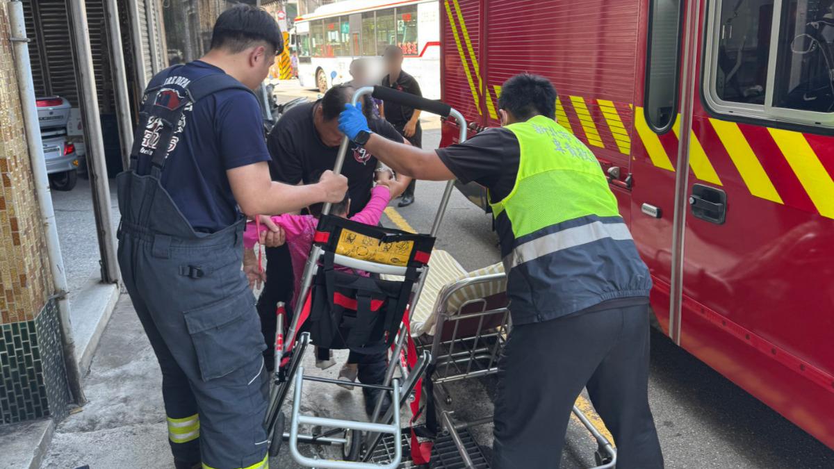 80歲許姓婦人洗腎失聯 警消聯手雲梯車救援