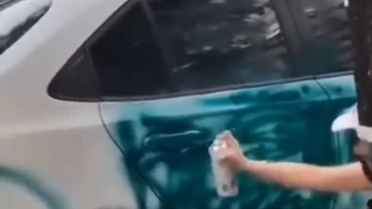 看見前男友新歡的轎車猛噴綠漆報復。(圖/翻攝社會事影音)