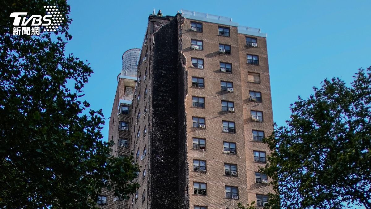 美國紐約一棟20層樓住宅,疑似因為瓦斯爆炸造成外牆坍塌。(圖/達志影像美聯社)