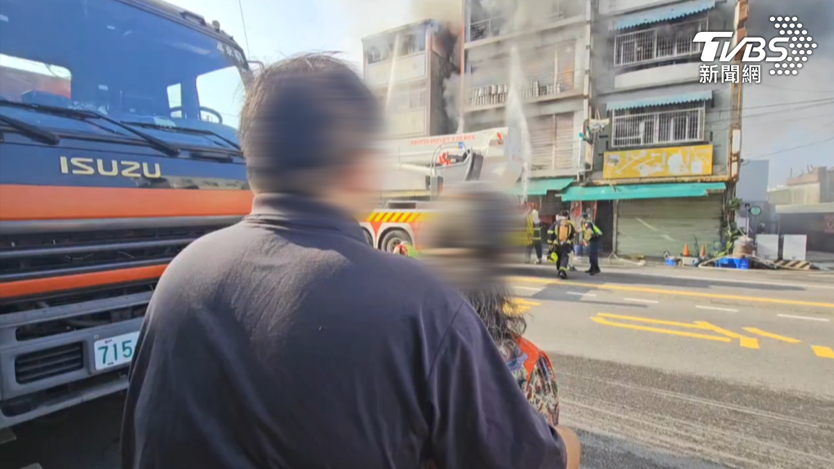 屋主看到自己的房屋起火，只能看著一生的心血都付之一炬（圖／TVBS）