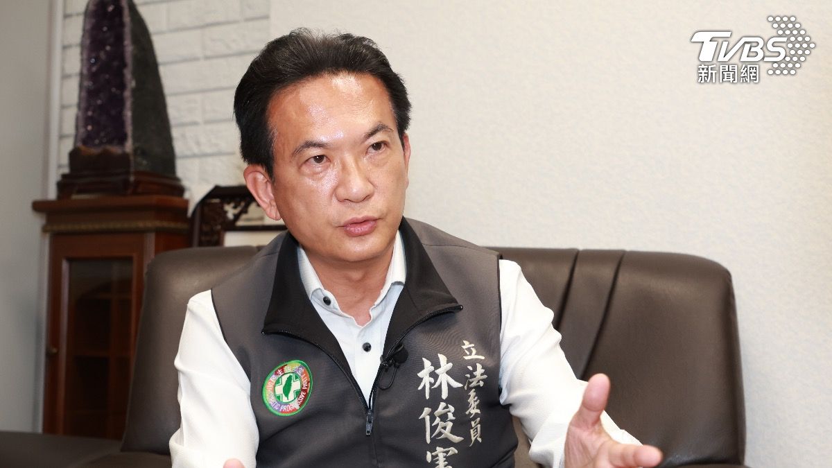 林俊憲說,自己是在96年台海危機時開始關注政治。(圖/潘建樺攝)