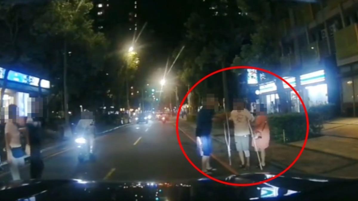 行人違規闖過馬路，遭到按喇叭，氣憤停車道叫罵。（圖／畫面取自：社會事新聞影音）