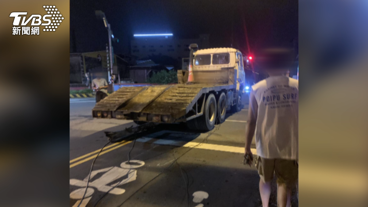 無辜的拖板車駕駛一叫醒來,才知道車子被偷開撞爛還丟在路邊,趕緊出面善後。(圖/翻攝Threads_c.xztt_)