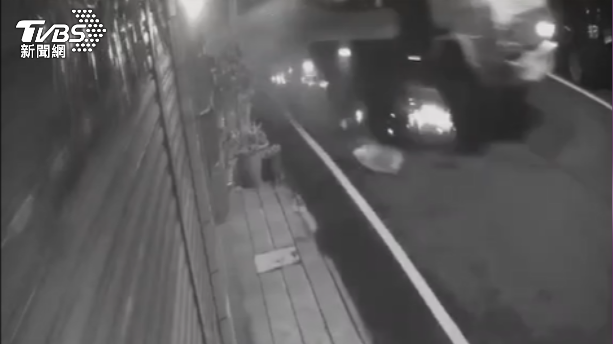 拖板車高速往民宅衝撞,地面一度擦出火花,但車輛依舊往前暴衝,轎車全都撞爛,路燈、電桿也被撞倒(圖/TVBS)