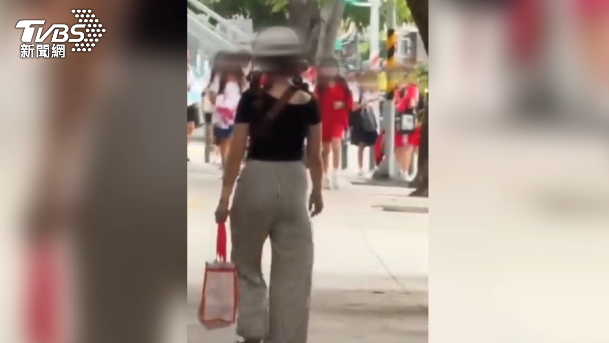 許姓女子徒步到場犯案並走路離開的畫面被路口監視器和民眾手機清楚拍下。（圖／翻攝Threads_felix_k203）
