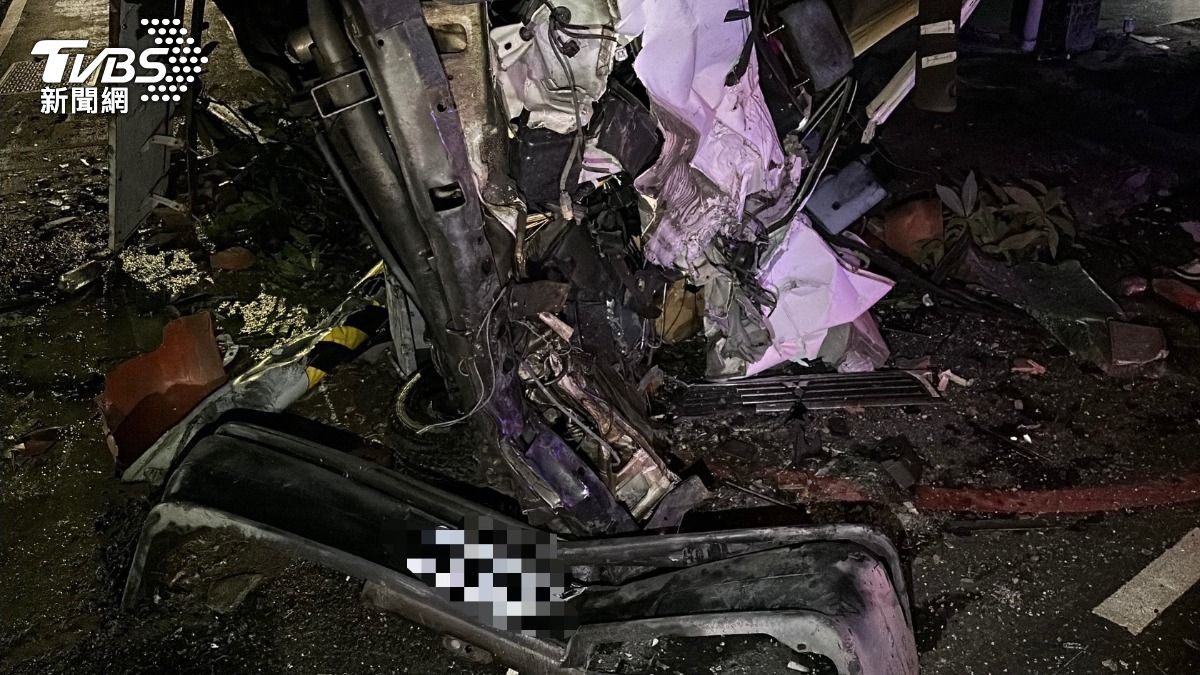 拖板車沿路衝撞,像是被炸彈炸過一樣,路邊停放的轎車更是直接被壓成廢鐵(圖/TVBS)