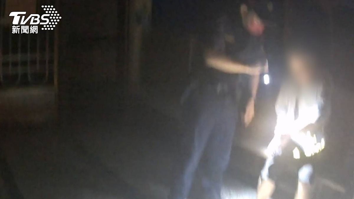 在警方的協助下,獨居老翁順利返家。(圖/TVBS)