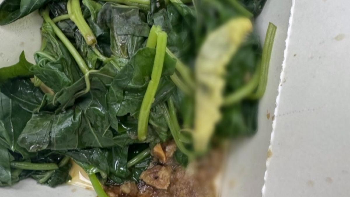 燙地瓜葉驚見大蟲！菜農：無農藥種植證明。(圖／民眾提供)