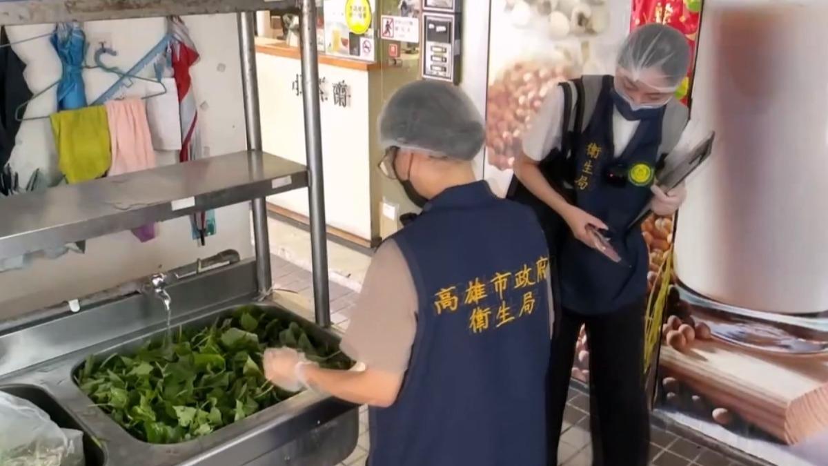 店員解釋，青菜都會經過泡水加沖洗。(圖／民眾提供)