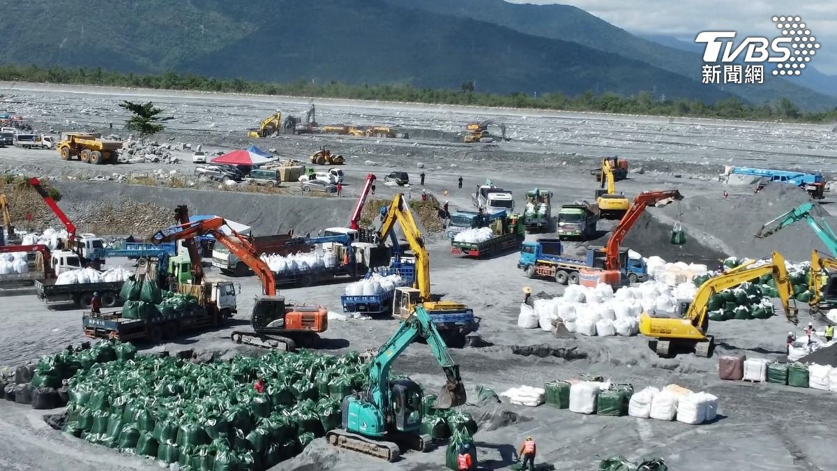 南部多間企業也支援了多台怪手,為災區重建貢獻力量。(圖/TVBS)
