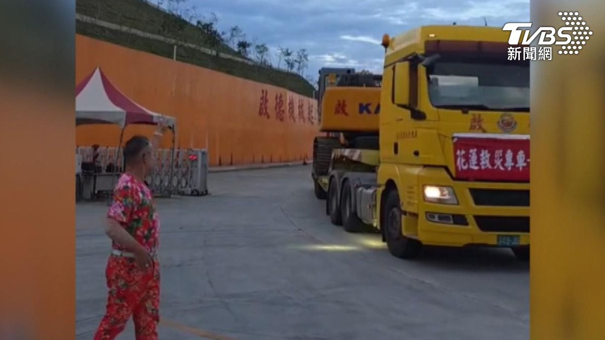 竹北的吊車大王同樣展現愛心,不僅捐款還提供實質的機具支援。(圖/民眾提供)