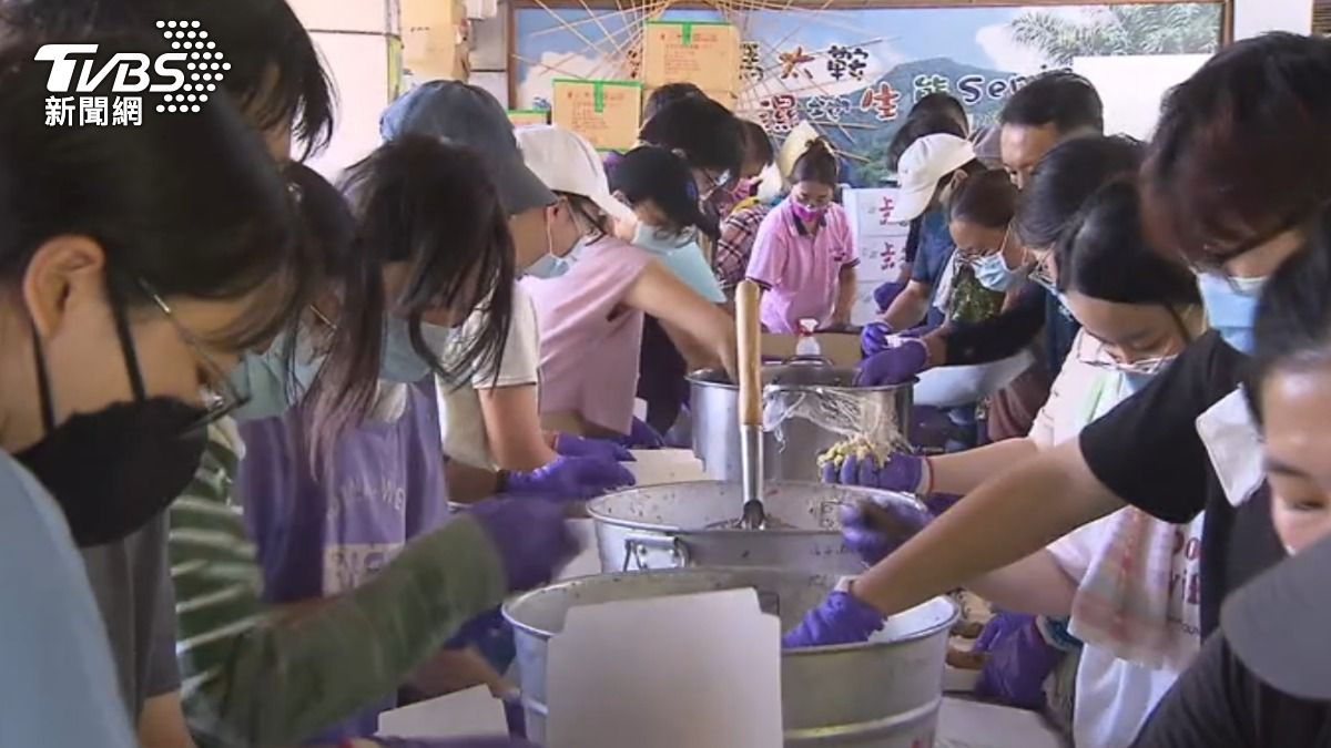 義廚團分工明確,組成便當生產線。(圖/TVBS)