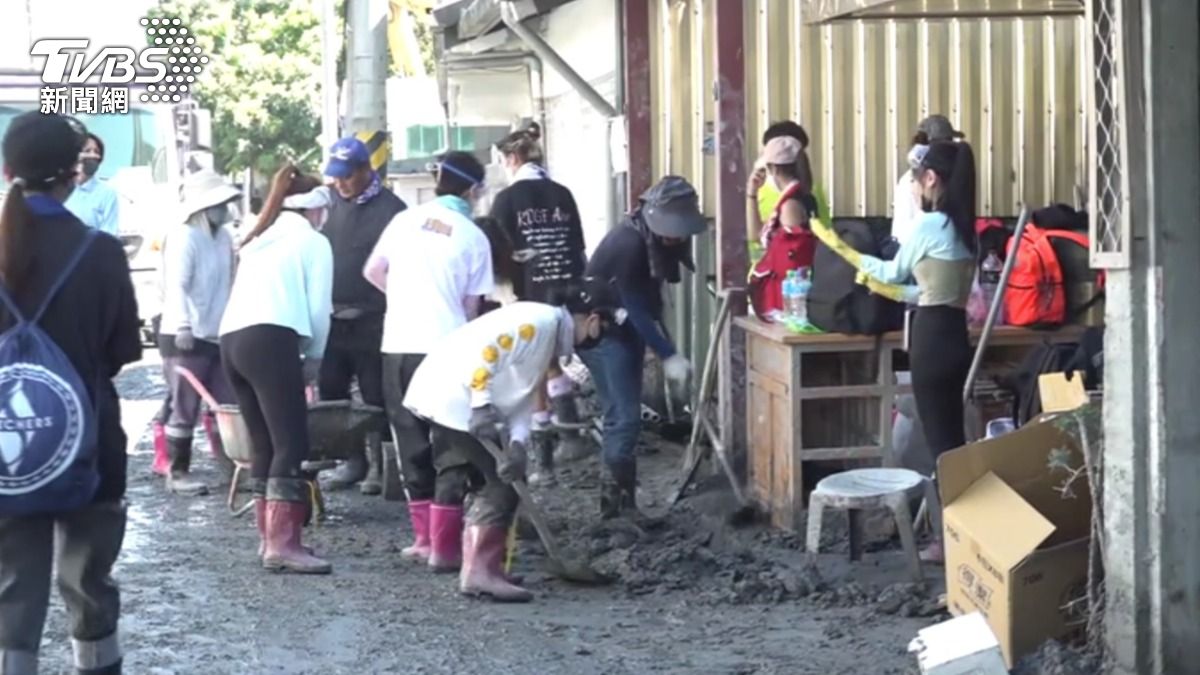 全台各地相當多志工湧入花蓮,但災後復原工作恐怕還得花上一段時間。(圖/TVBS)