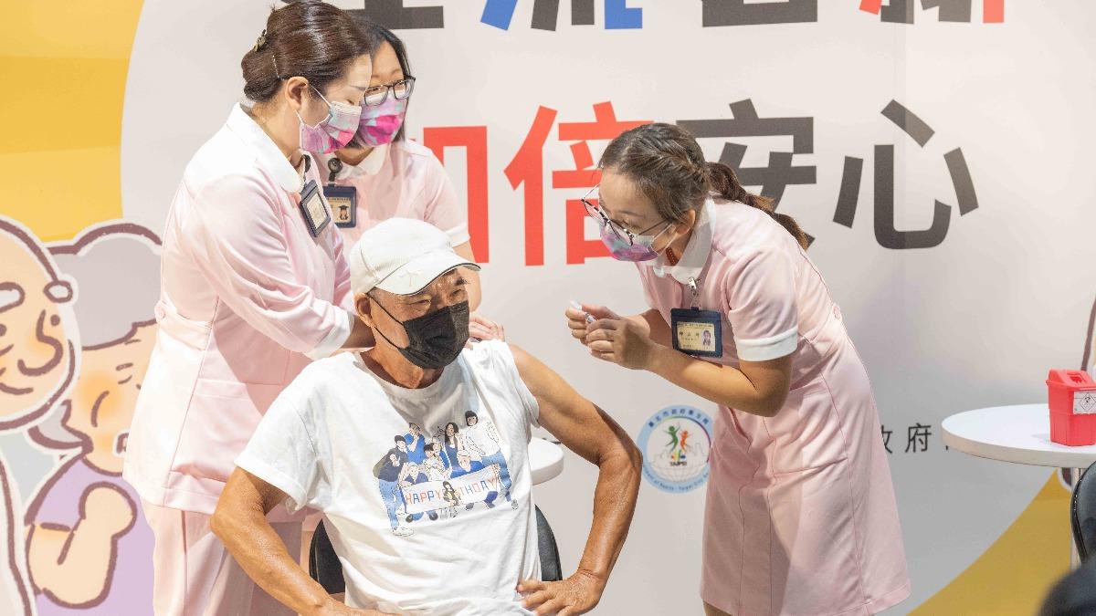 流感疫苗接種首日已達26.4萬人次。(圖/台大醫院提供)