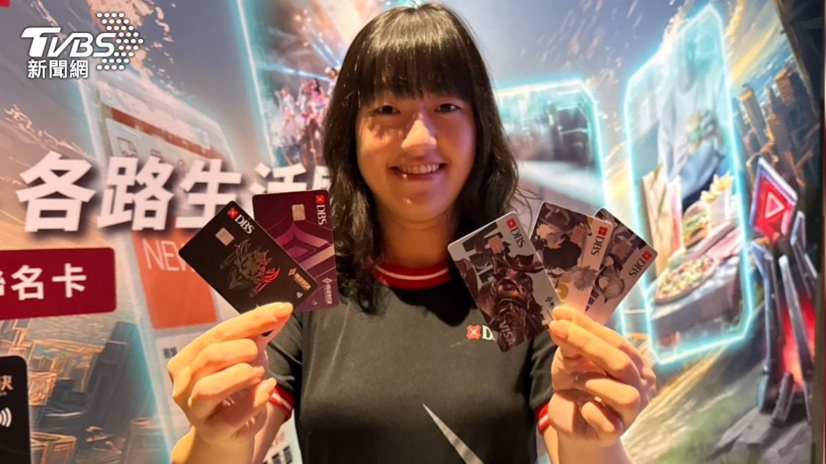 星展銀行今（2）日宣布攜手熱門手遊《傳說對決》推出「星展傳說對決聯名卡」，共推出五種卡面。（圖／謝佩穎攝）