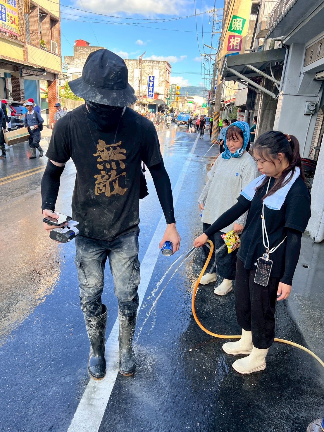 波特王前往花蓮光復鄉協助清淤,全身包得緊緊讓人難以認出。(圖/翻攝自波特王臉書)