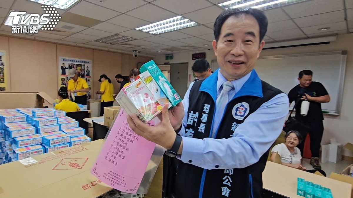 「護你包」中包含營養維他命、防蚊液、酸痛噴劑、止癢藥膏,以及能提神的白花油、濕紙巾等物品,並附上小型外傷包,貼心到位。(圖/TVBS)