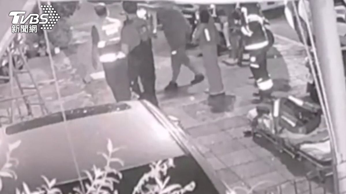 住家頻飄出屍臭味,警消大陣仗前往。(圖/TVBS)
