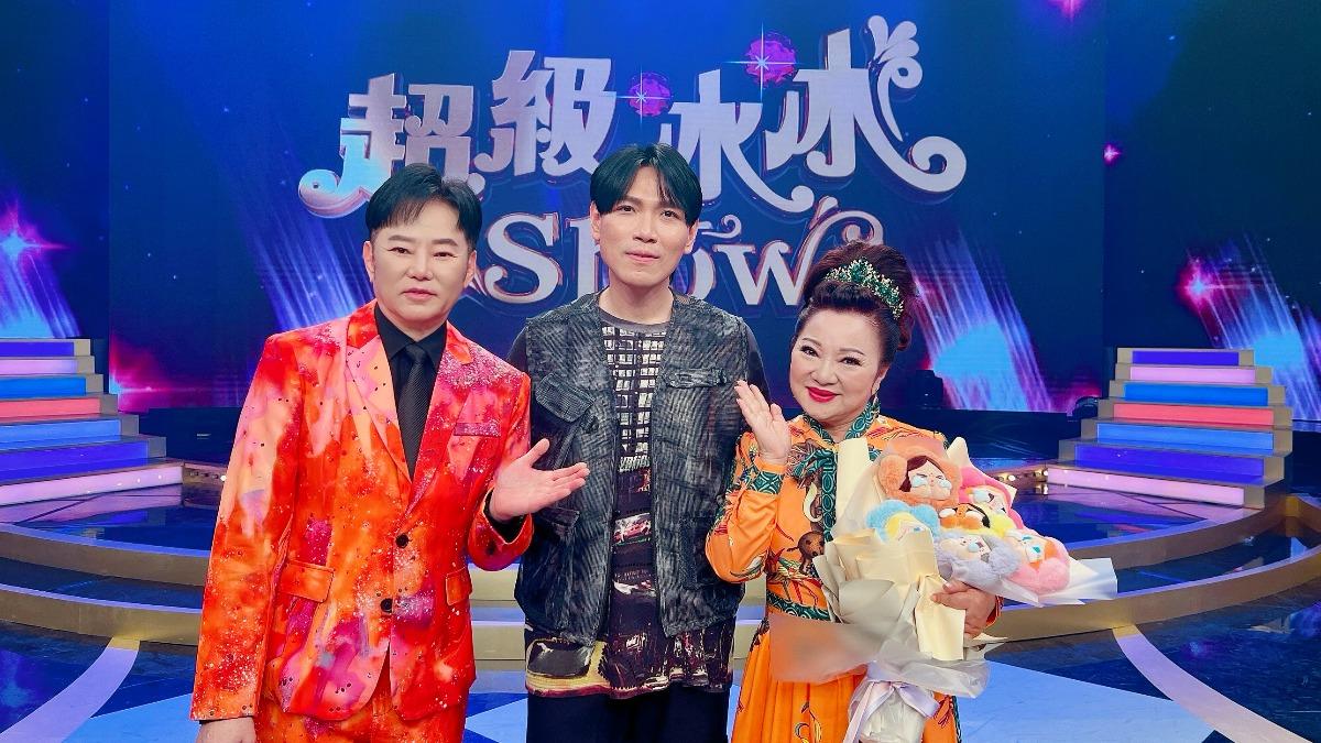 陽帆(左起)、楊宗緯與白冰冰開心合照。(圖/長興影視提供)