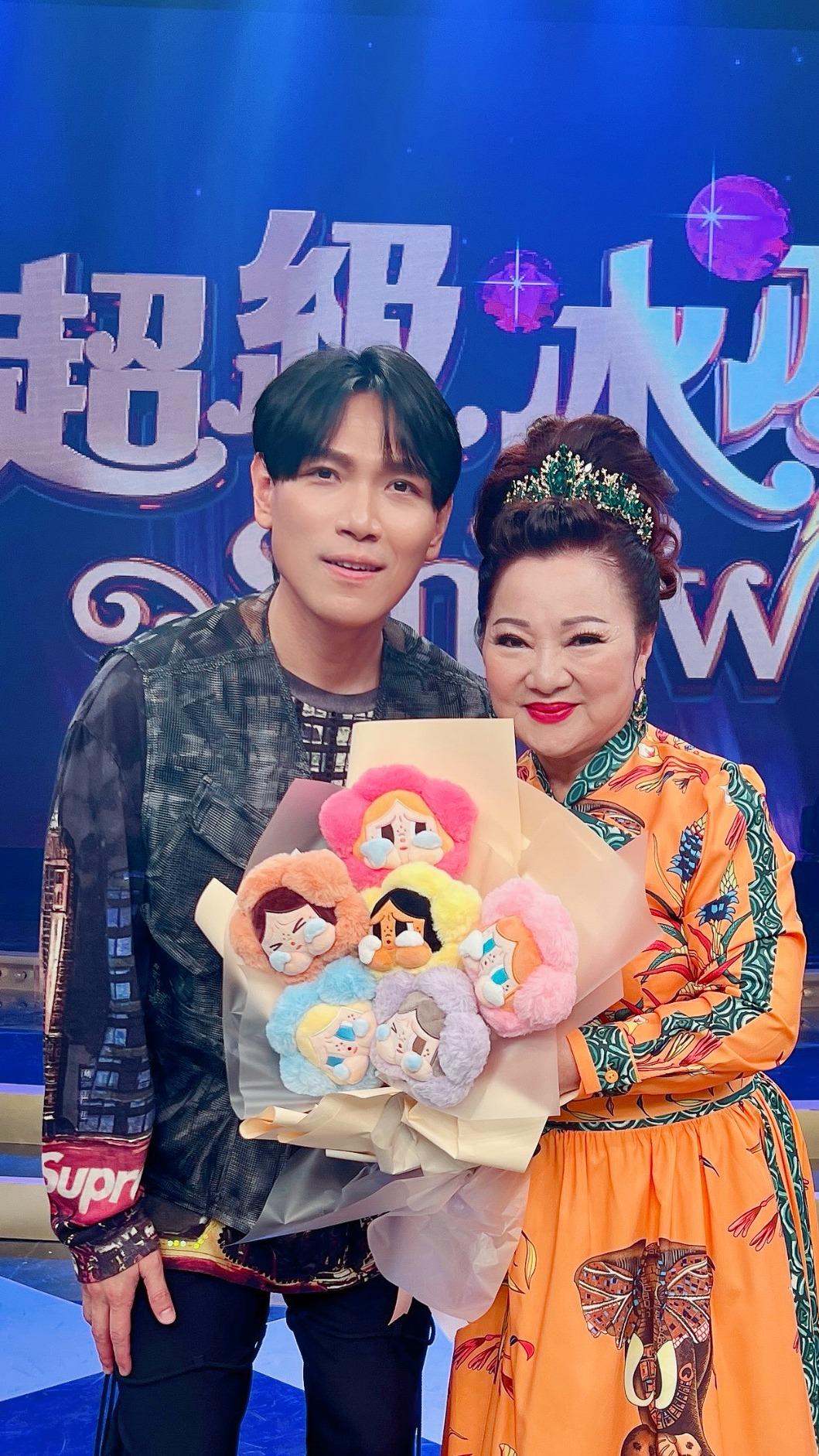 楊宗緯驚喜探班白冰冰。(圖/長興影視提供)