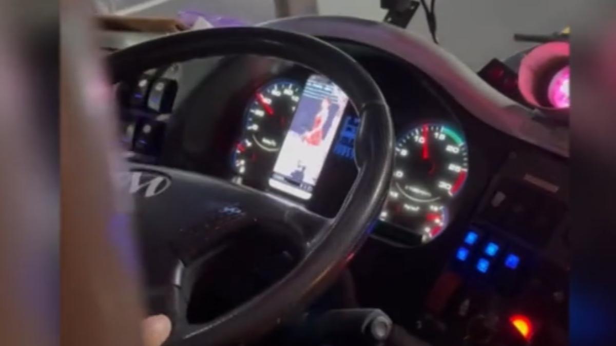 公車司機邊看影片邊開車。(圖/畫面提供 _jin._.223)