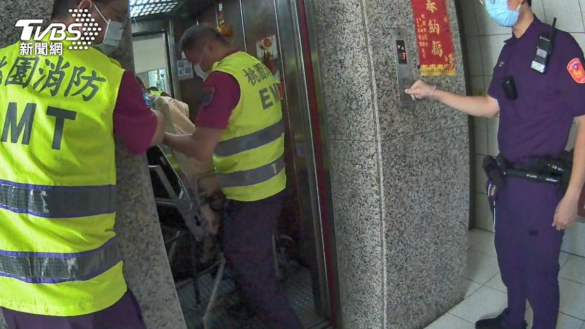 警消緊急將男子送醫急救。（圖／TVBS）