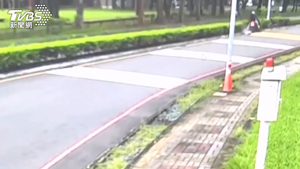 屏科大學生:「我個人覺得那個漢堡坡,減速意義,有是有但是不大,你只要騎車騎超過30,你機車基本上就會已經離地了。」(圖/TVBS)