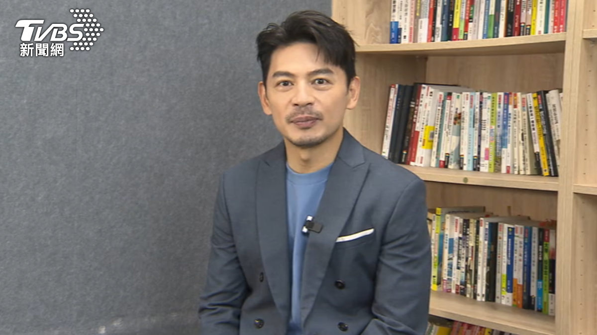 阿Ken以導演與主持人身分雙料入圍金鐘，透露得知當下正在炸甜甜圈。（圖／TVBS）