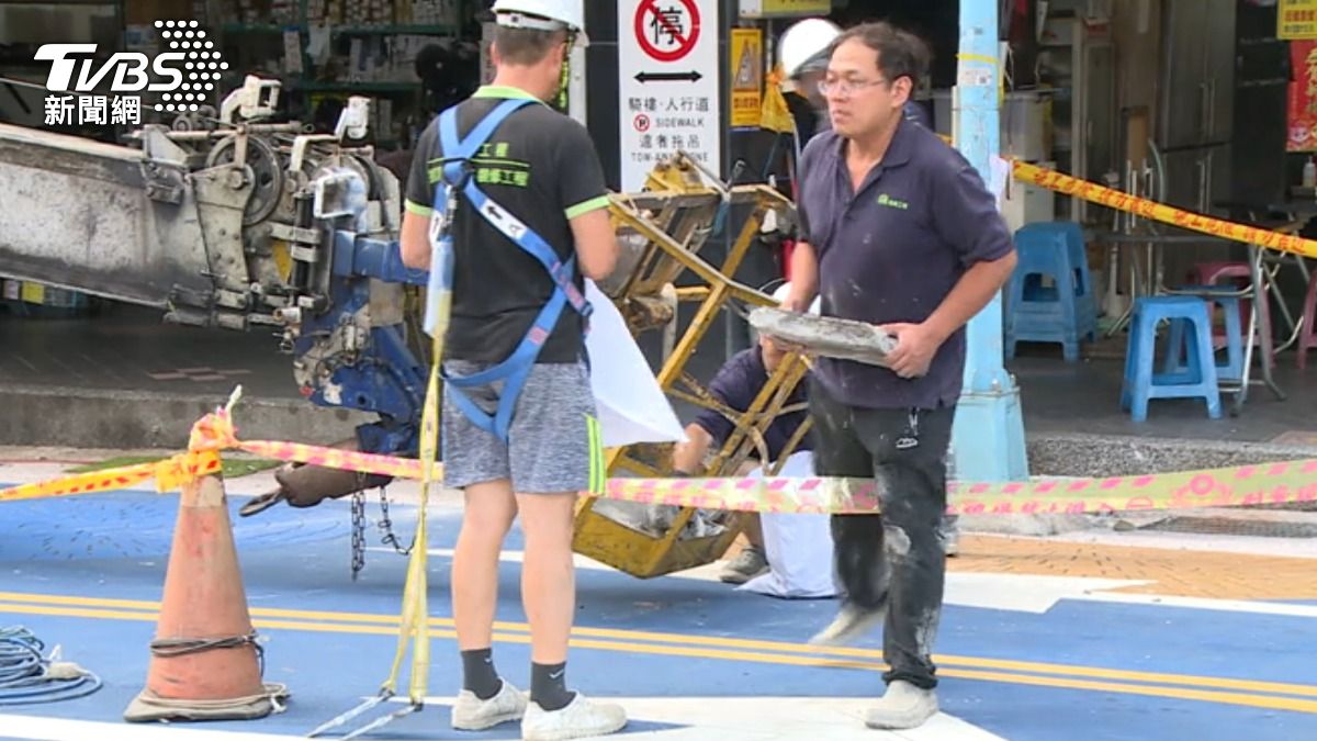 工程車到場協助清除掉落的磁磚、石塊。(圖/TVBS)