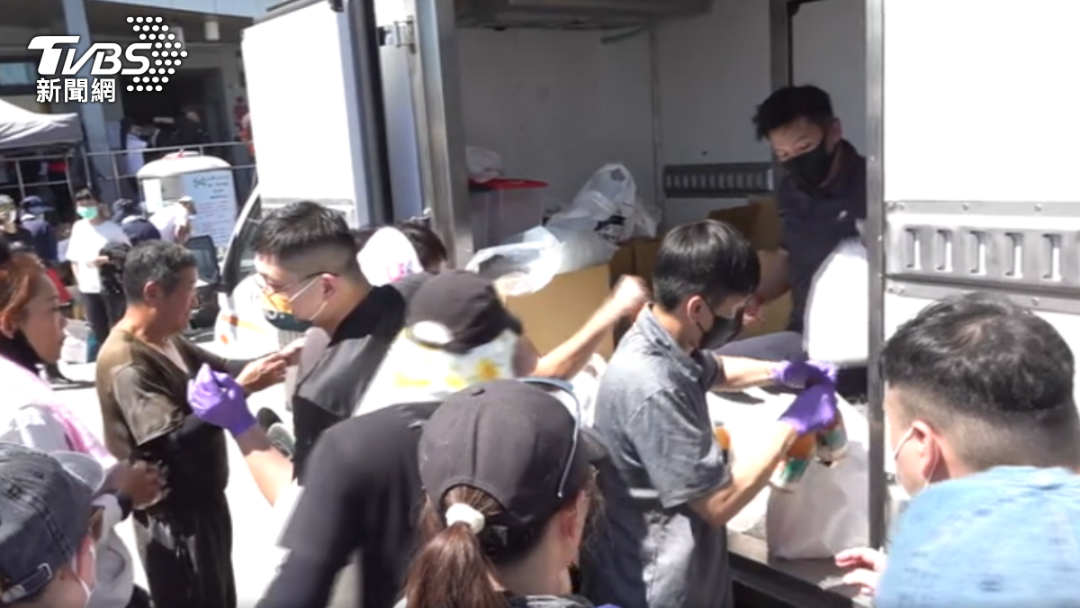飲料店業者到光復車站發飲料給鏟子超人。（圖／TVBS）