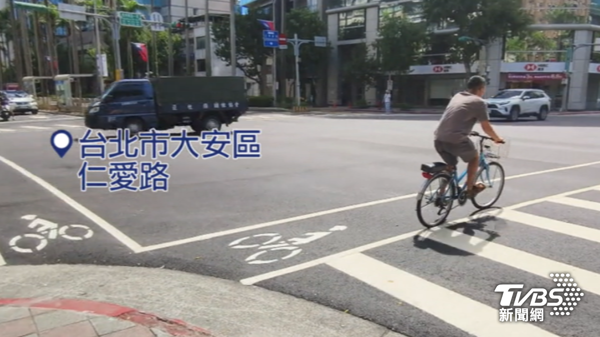 若腳踏車騎上車道得靠右行駛,逆向最高可罰1200元。(圖/TVBS)