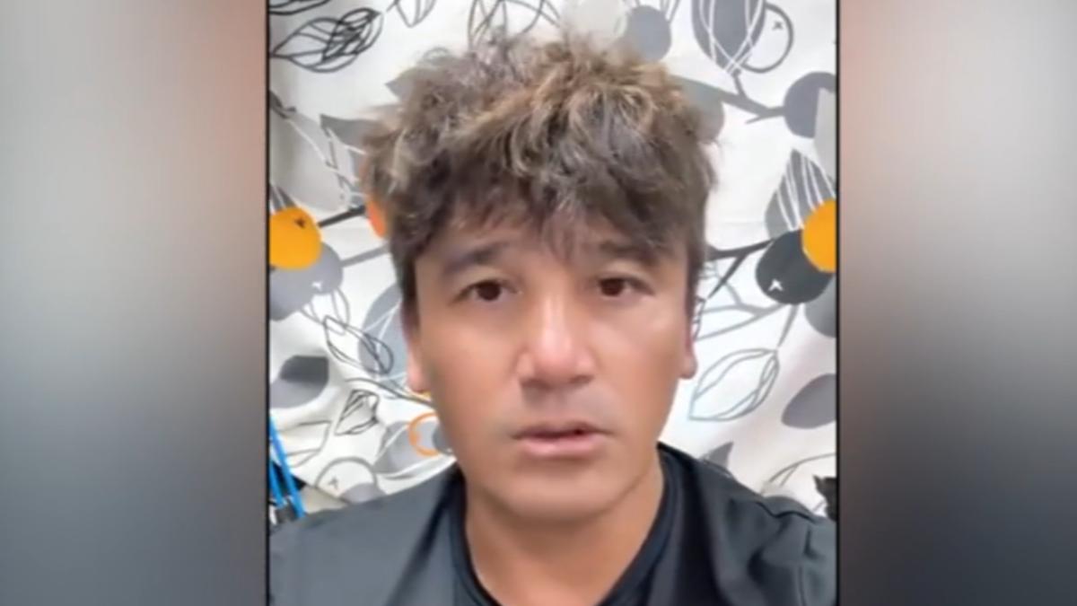 「提水桶女超人」替前中職球員徐余偉父母家清淤,意外摔斷手,徐余偉泛淚尋人致歉。(圖/徐余偉FB)