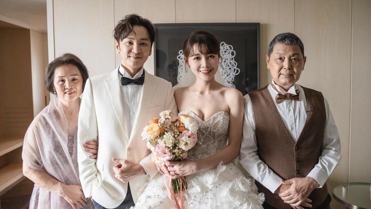 張書偉（左二）先前曬出結婚時和父母的合照，傷心表示爸爸告別式圓滿落幕。（圖／翻攝自張書偉臉書）